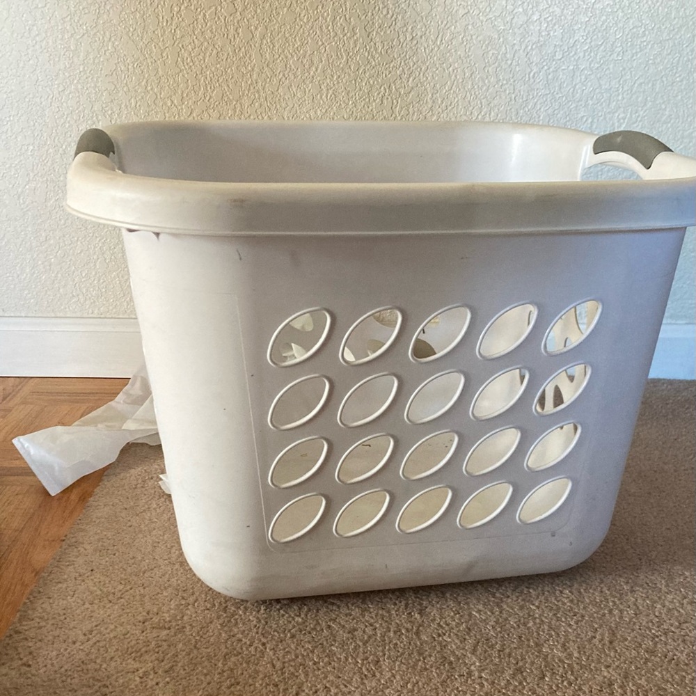 ♥️💚Classic White Laundry Basket with Handles